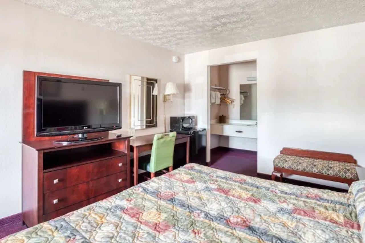 Oyo Hotel Decatur I-20 East & Wesley Club Dr Exterior photo